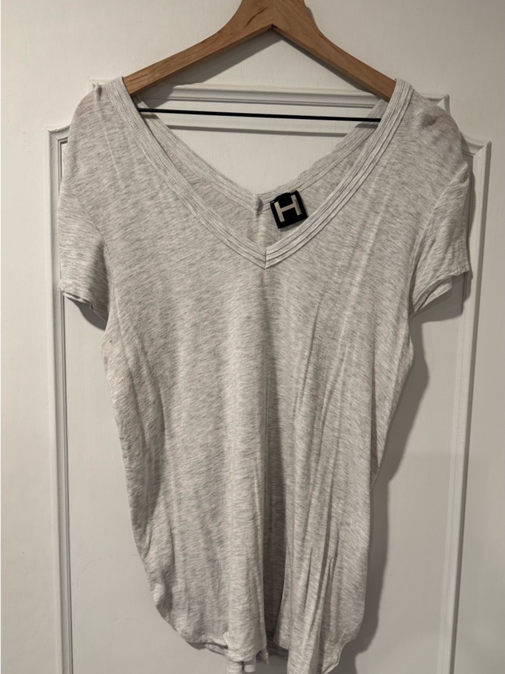 H by Bordeaux V-Neck Lightweight Short-Sleeved Light Grey Top - Large